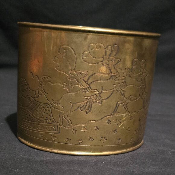 Vintage Brass SANTA SLED Tea Container - 5" x 4" x 4" - Picture 6 of 9